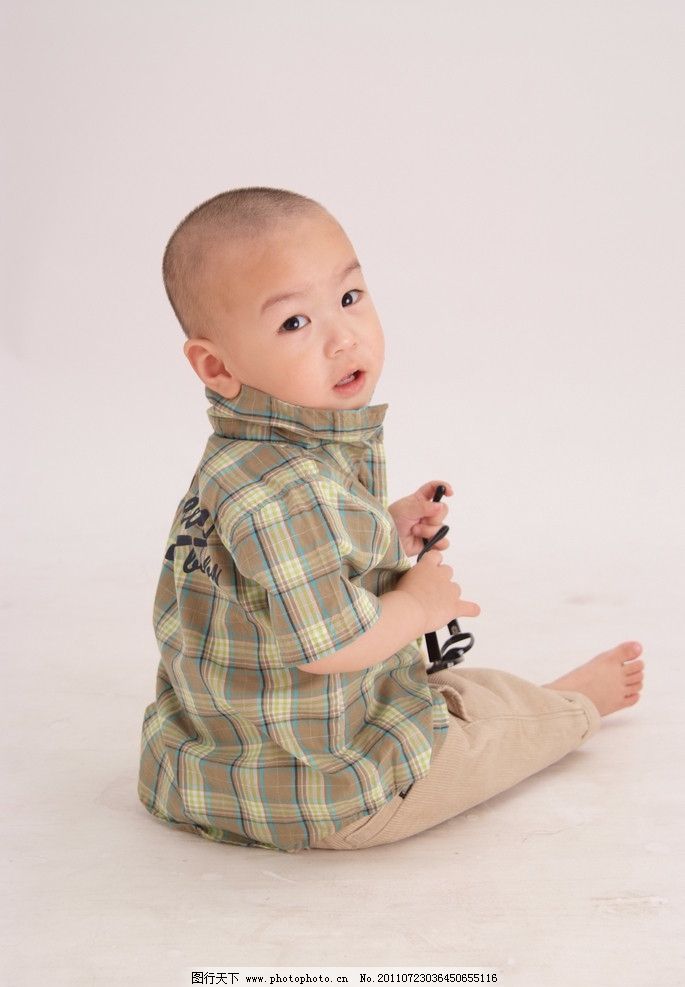 可爱的宝宝 转身 坐 宝宝 格子 可爱的小宝宝 儿童幼儿 人物图库 摄影