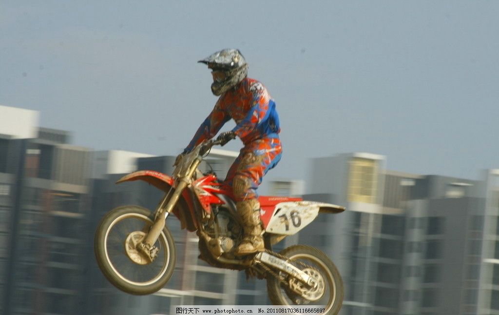 越野摩托车赛图片,人物 头盔 泥土 行驶 灰尘 越