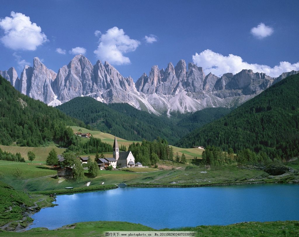 风景 蓝天 草地 山坡 森林 小房屋 潭水 自然风景 自然景观