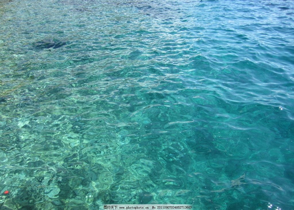 清澈透明的海水图片