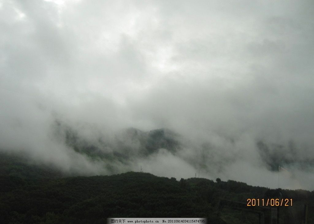 梦境迷雾，解析梦见下大雨、刮大风及大雾的象征意义